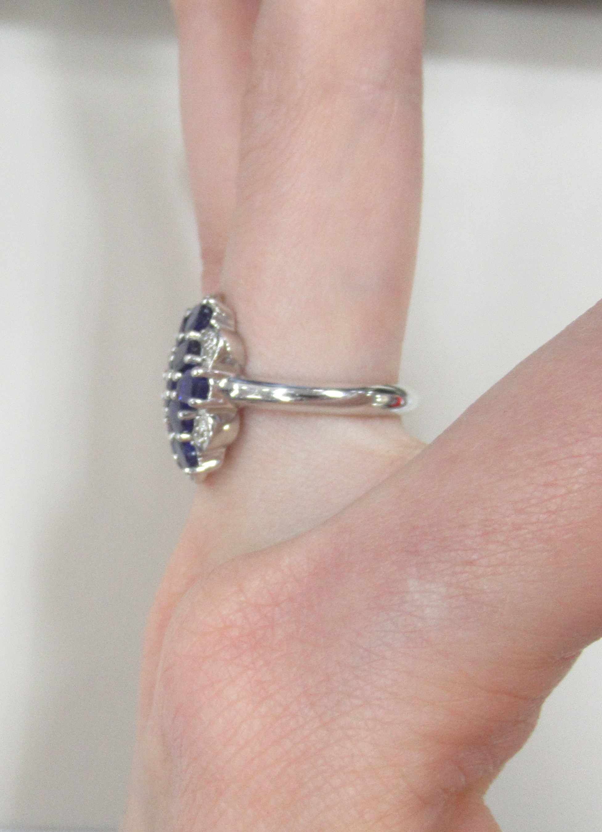 Серебряное кольцо с сапфирами